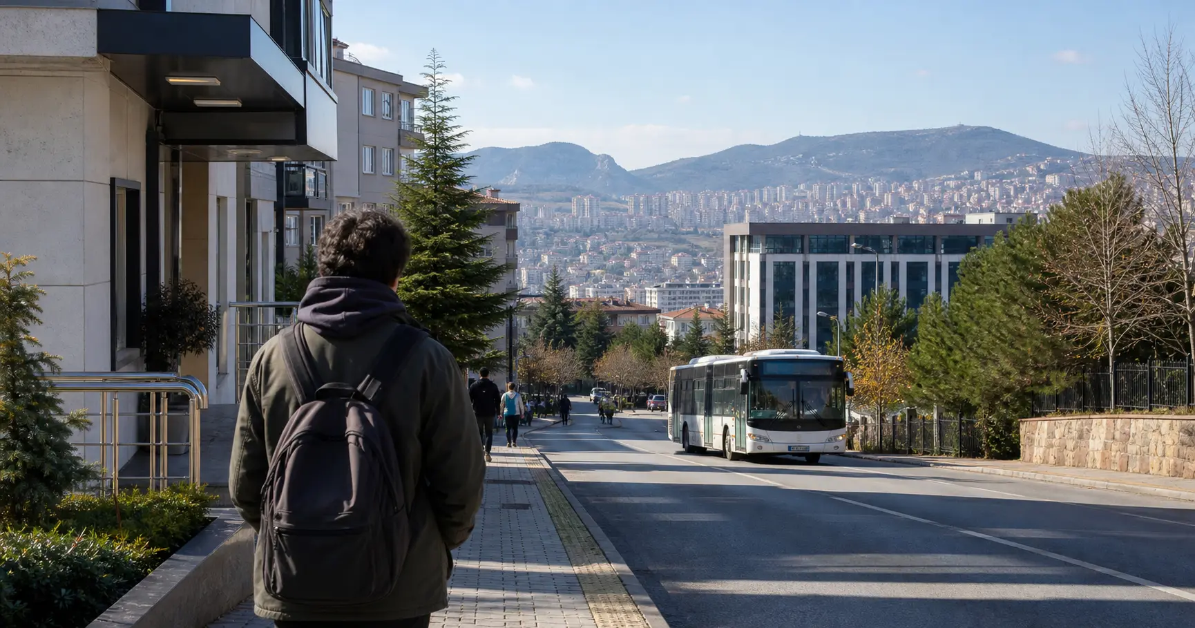 Ankara'da yurdundan üniversite kampüsüne toplu taşımayla giden sırt çantalı öğrenci